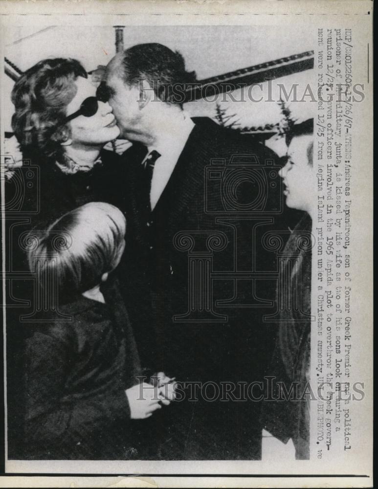 1967 Press Photo Andres Papandreou with his wife and their sons - Historic Images