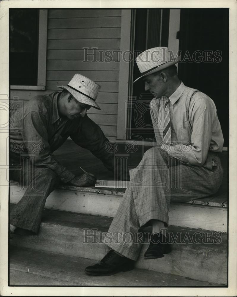 1939 Press Photo Landowner Signs Leese - Historic Images