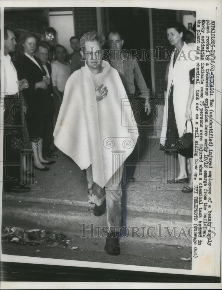 1961 Press Photo Two injured employees of a beauty supply plant - Historic Images