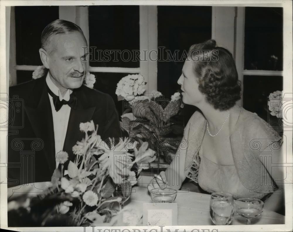 1939 Press Photo John Jacob Astor Chats with Mrs. G.P. Hendricks At Hotel Astor - Historic Images