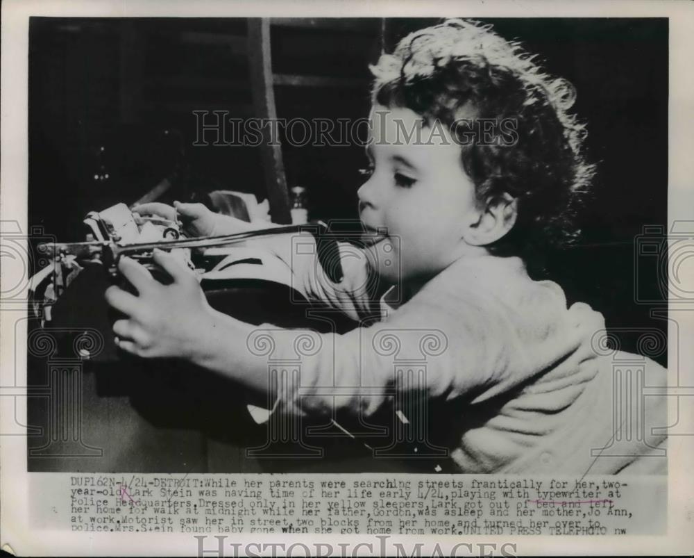 1953 Press Photo Detroit Michigan, Lark Stein at Police Headquarters - Historic Images