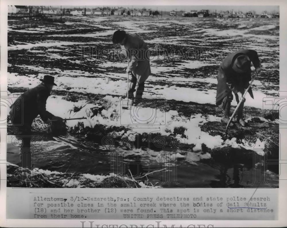 1953 Press Photo Police Searching Beach Where Gail Schultz&#39; Body Was Found - Historic Images