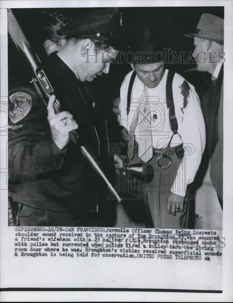 1956 Press Photo Juvenile Officer Thomas Ewing inspects shoulder wound - Historic Images