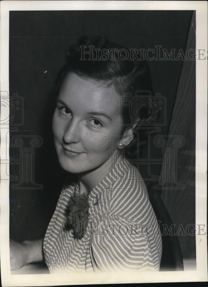 1939 Press Photo Elise Beston of Canadian National Typing Team - Historic Images