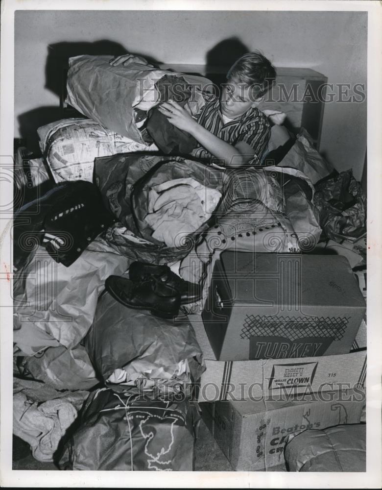 1957 Press Photo Russell Morris&#39; 600-pound Clothes - Historic Images