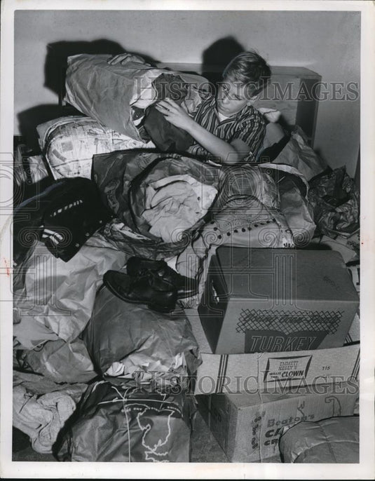 1957 Press Photo Russell Morris' 600-pound Clothes - Historic Images