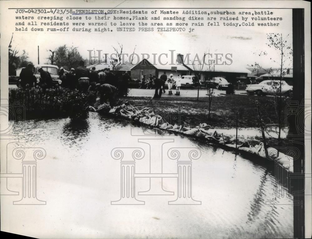 1958 Press Photo Pendleton Ore Montee suburb sandbag dikes vs floods - Historic Images