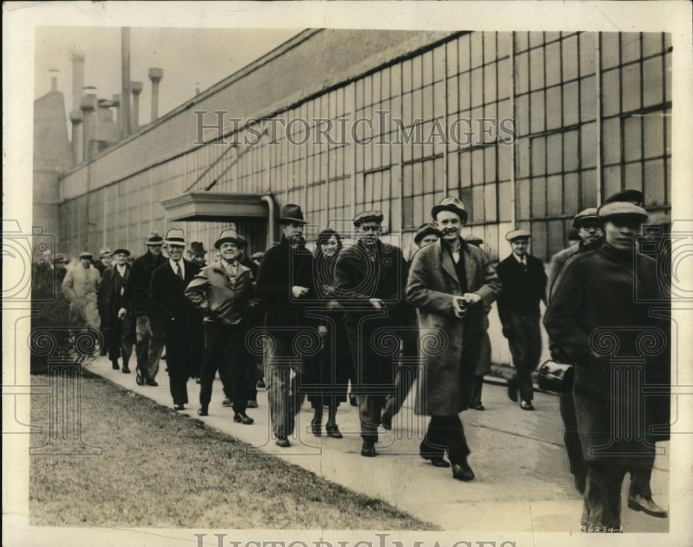 1933 Press Photo Employees of Delco Remy plant in Anderson Ind end strike - Historic Images