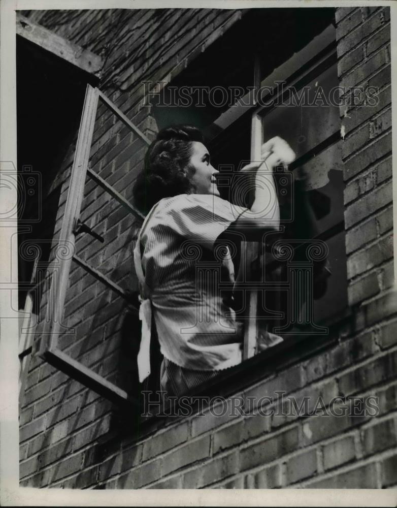 Press Photo Mrs. Stella McConnell of Lakeview apartment - Historic Images
