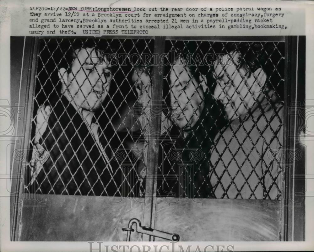 1952 Press Photo New York Longshoremen look out rear of police wagon as they - Historic Images