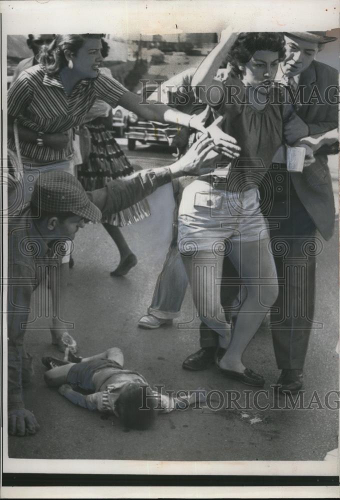 1957 Press Photo Mrs Doris Allen baptized critically injured son Clarence - Historic Images