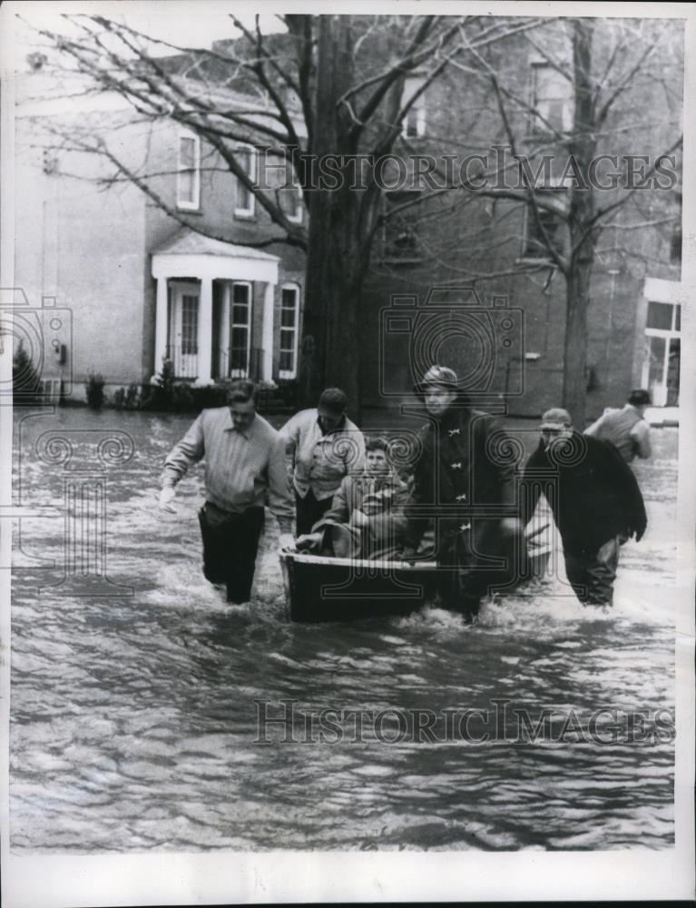 1956 Press Photo Rescuers at Allegheny River&#39;s Victims - Historic Images