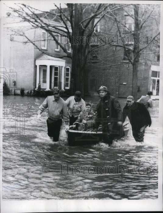 1956 Press Photo Rescuers at Allegheny River's Victims - Historic Images