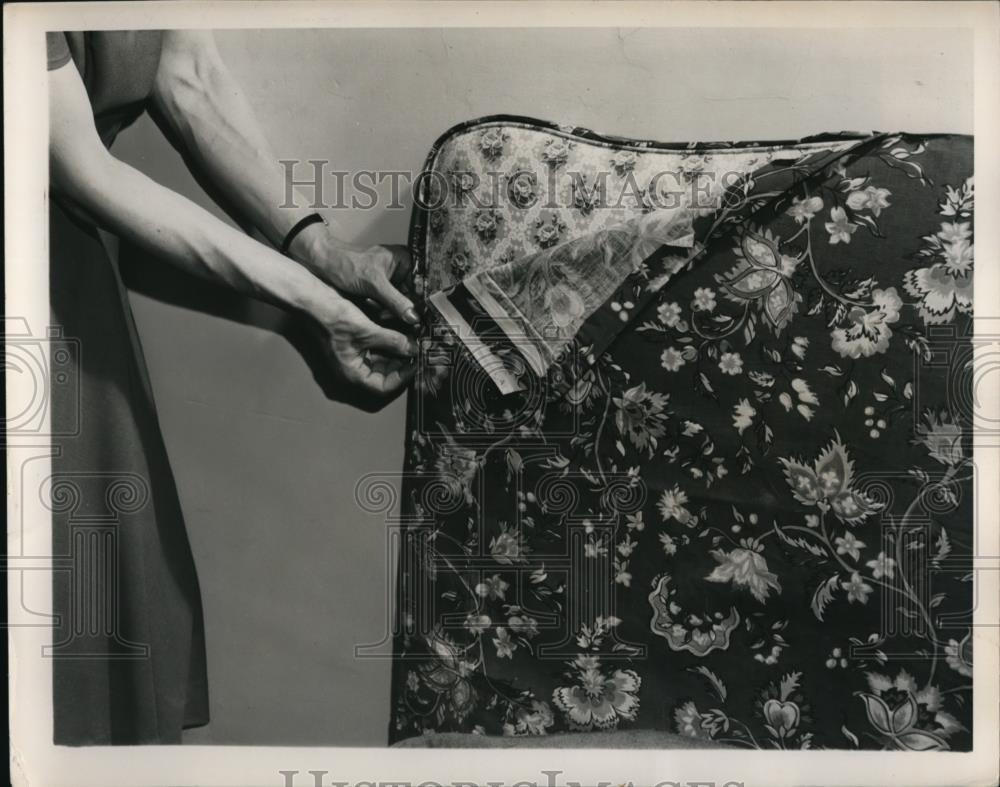 1949 Press Photo A waoman with a slipcover for a beds headboard - Historic Images