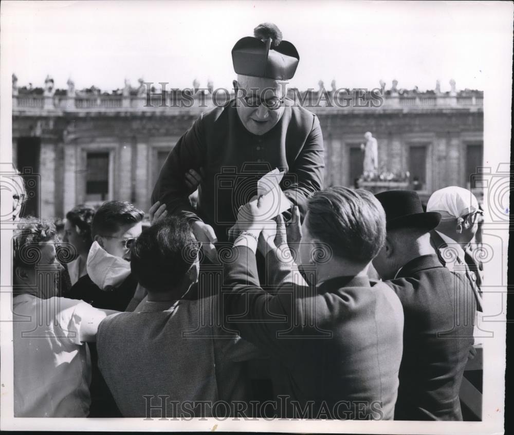 1954 Press Photo German Priest makes his way to front during Papal Appearance - Historic Images