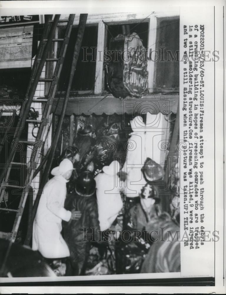 1960 Press Photo Firemen trying to Rescue Comrades Trapped in Burning Building - Historic Images