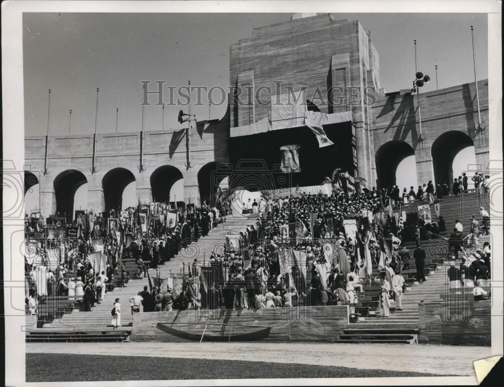 1937 Press Photo View inside the Memorial Coliseum with high church dignitaries - Historic Images