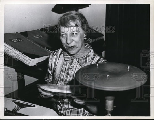 1967 Press Photo Mrs. Helen McNeil of Cleveland Heights - Historic Images