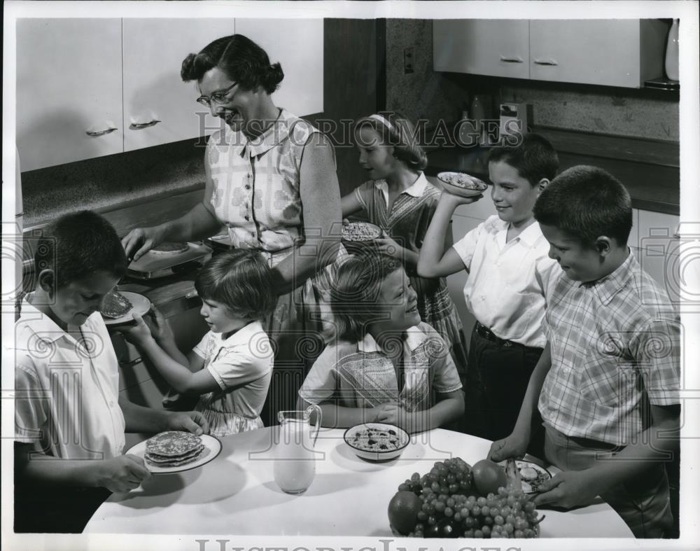 1961 Press Photo The Kilbourne family with the sumptuous breakfast - Historic Images