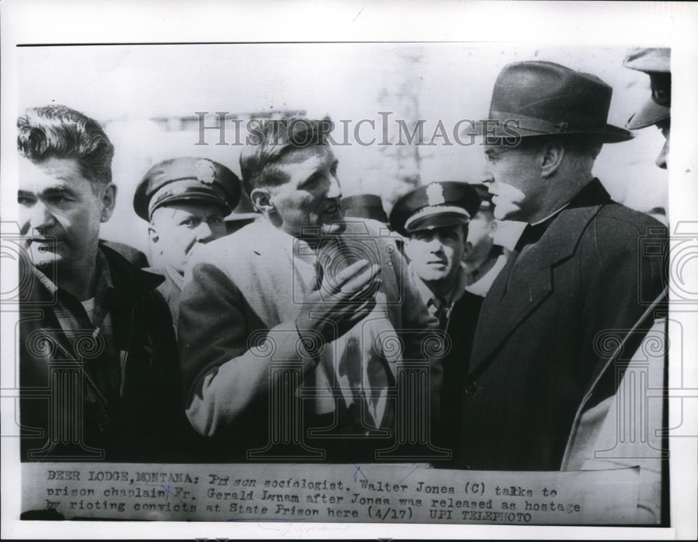 1959 Press Photo Walter Jones talks to Fr. Gerald Lynam at State Prison - Historic Images