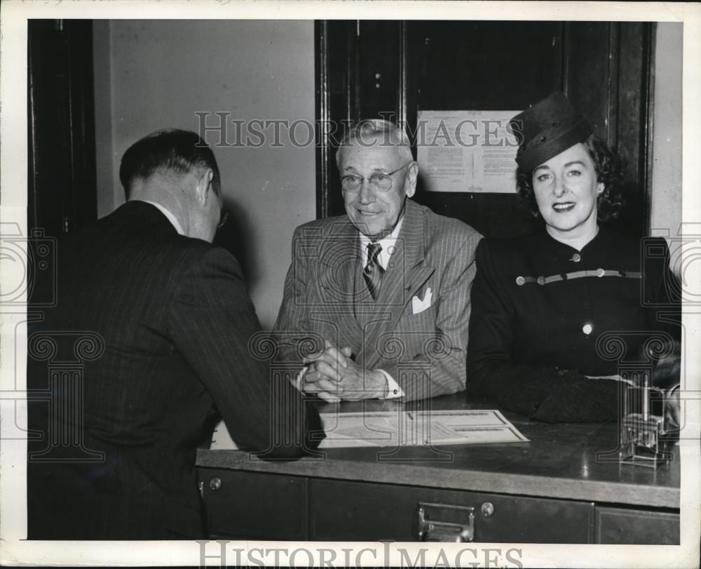 1945 Press Photo Actor C. Grapewin applies for marriage license with L.M. Becker - Historic Images