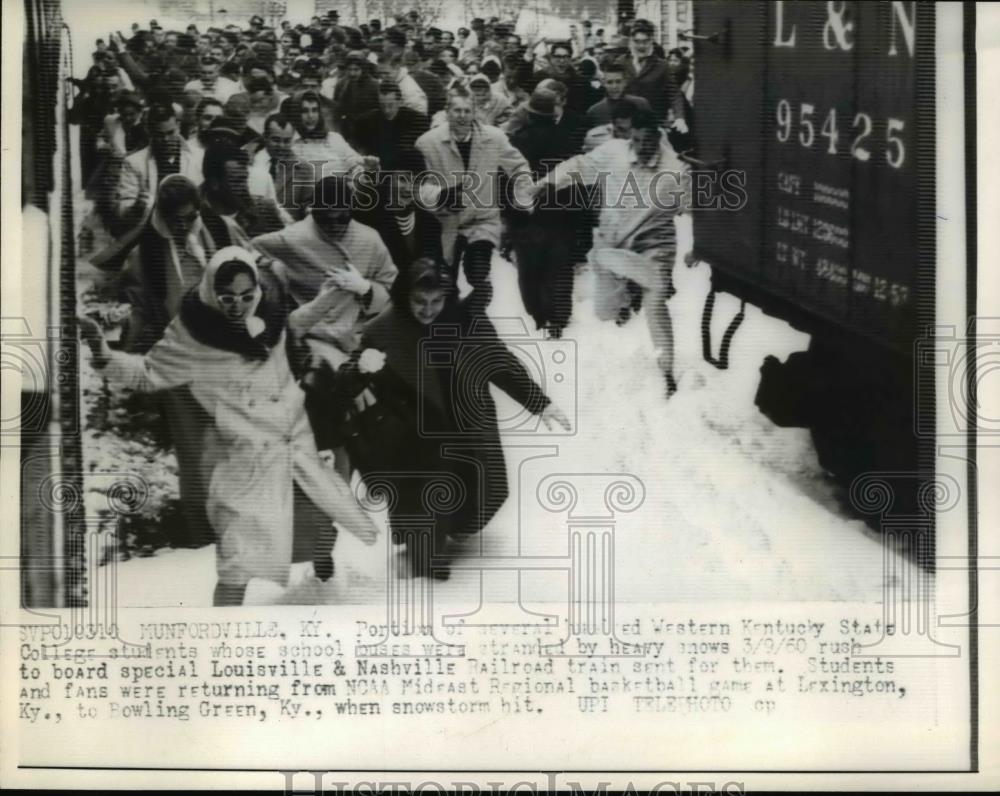 1960 Press Photo Munfordville Ky Students &amp; fans rush for train home from game - Historic Images