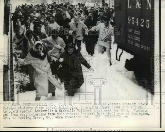 1960 Press Photo Munfordville Ky Students & fans rush for train home from game - Historic Images