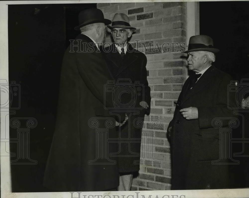 1933 Press Photo George Olvany chats with Joseph Byrns and Henry Rainey - Historic Images