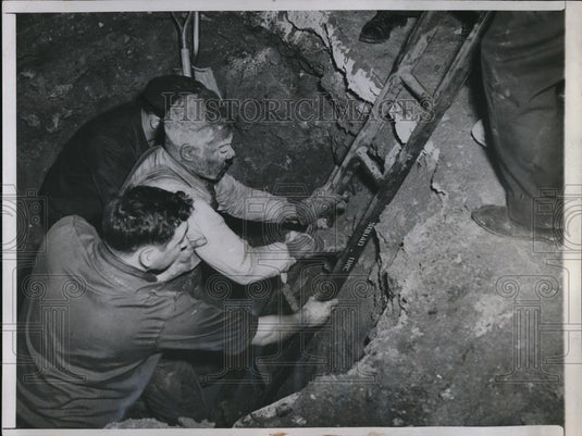 1947 Press Photo Chicago Rbt Reynolds rescued from cave in at sewer lines - Historic Images