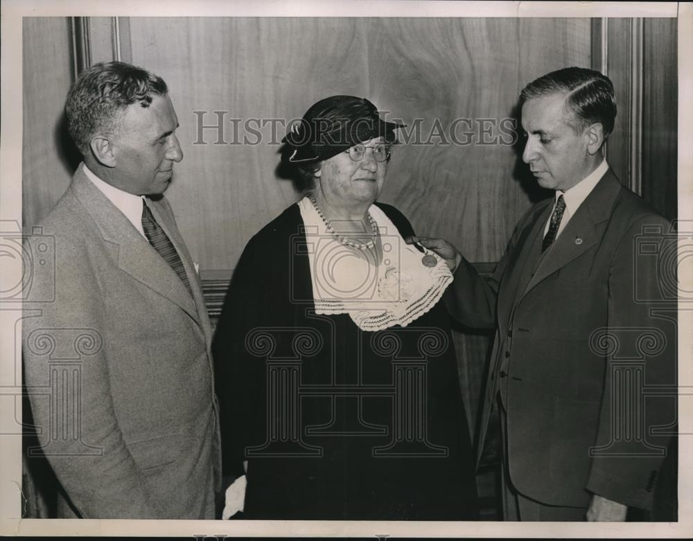 1936 Press Photo of an award ceremony for New York&#39;s safest drivers. - Historic Images