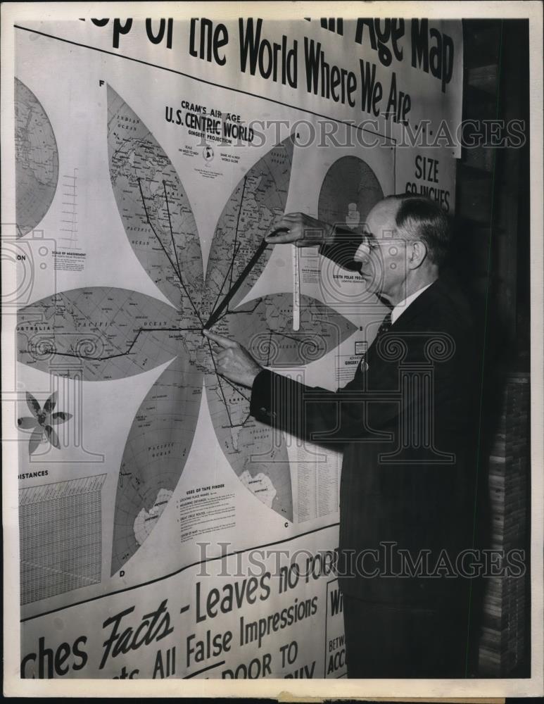 1943 Press Photo Walter G. Gingery,High school principal presented &quot;The Map&quot; - Historic Images