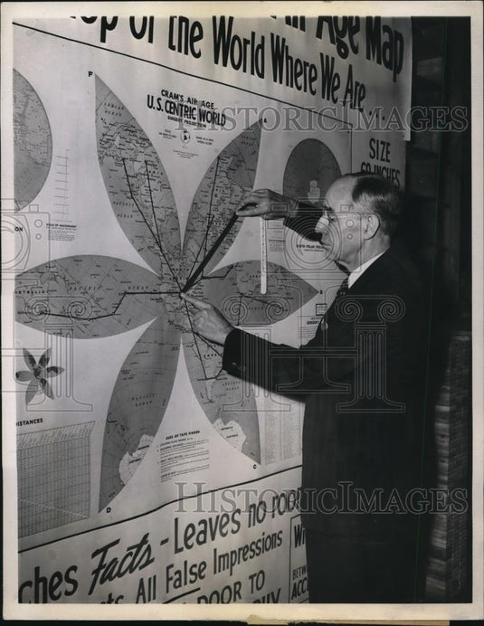 1943 Press Photo Walter G. Gingery,High school principal presented "The Map" - Historic Images