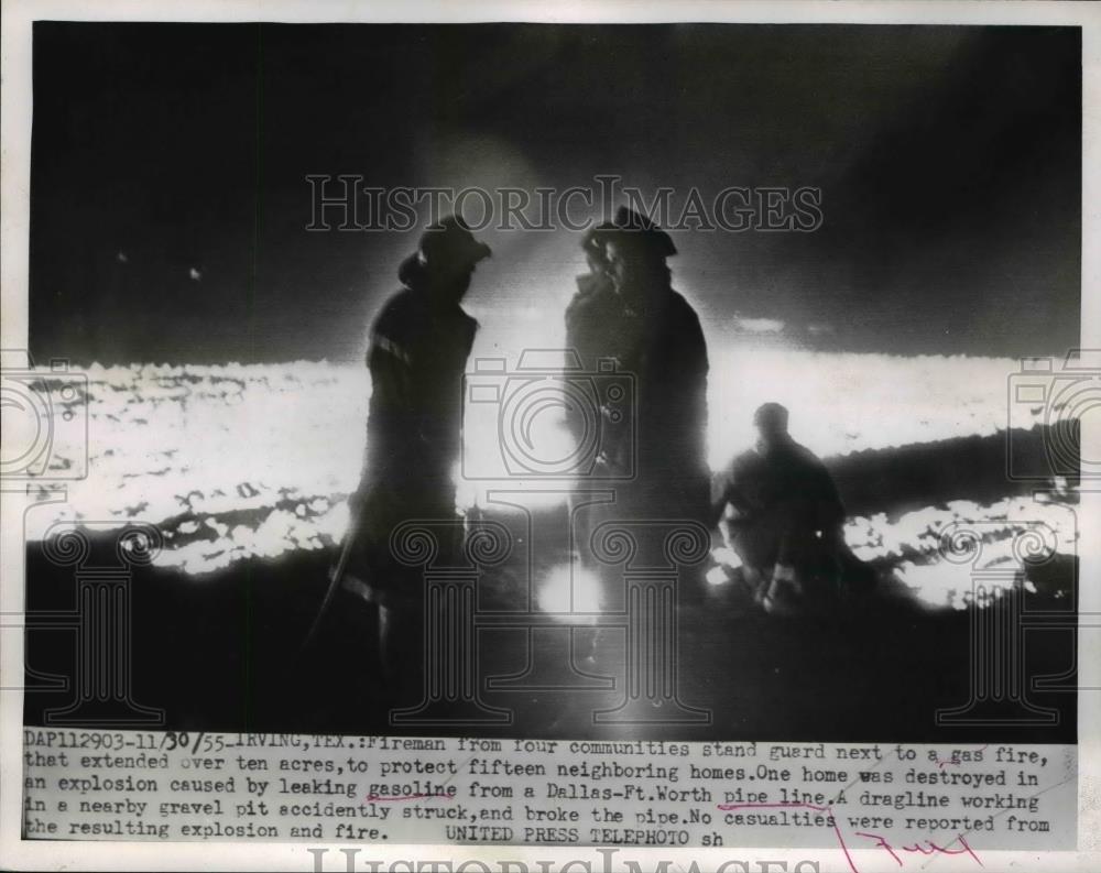 1955 Press Photo Irving Calif firemen at burning gas line hit by dragline - Historic Images