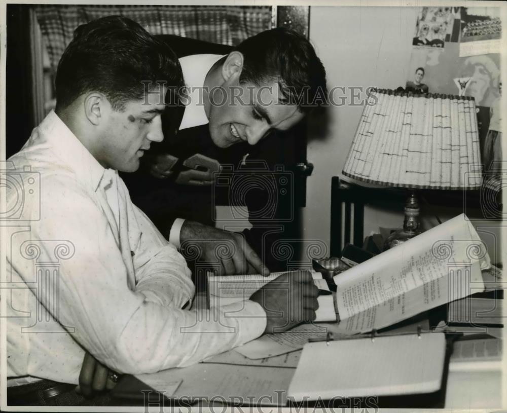 1940 Press Photo Jimmy Smith and Paul Miloseirch studying - Historic Images