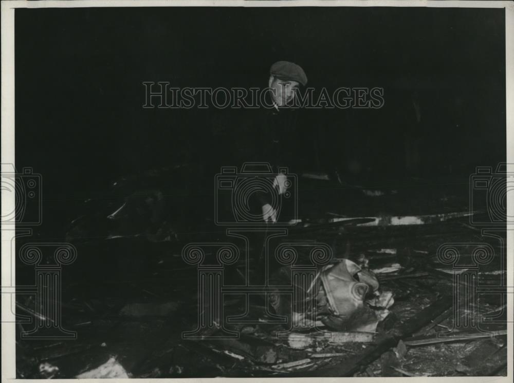 1933 Press Photo Neighbor Looks for Victims as Airliner Crashes into Home - Historic Images