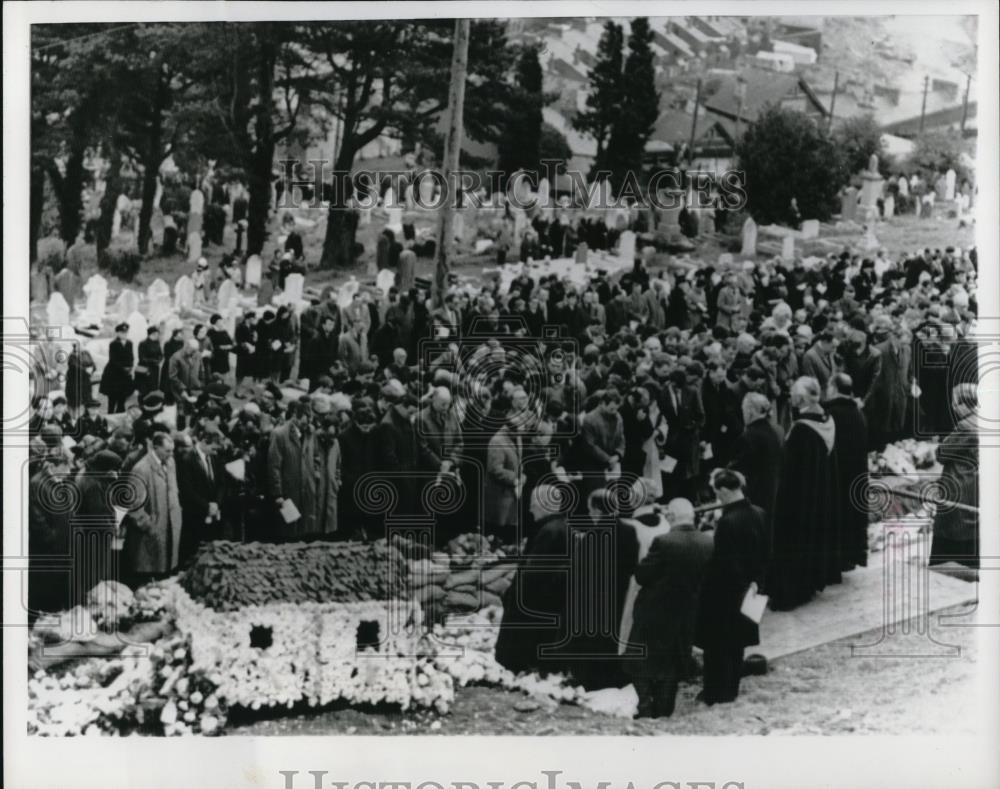 1966 Press Photo Relatives And Friends Of The Victims Of Coal Sludge Avalanche - Historic Images