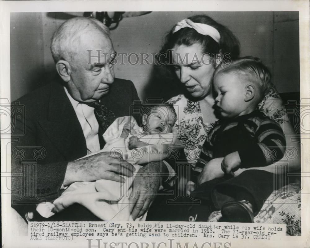 1951 Press Photo Seattle Wash Ernest Cary 73 wife with baby son &amp; daughter - Historic Images