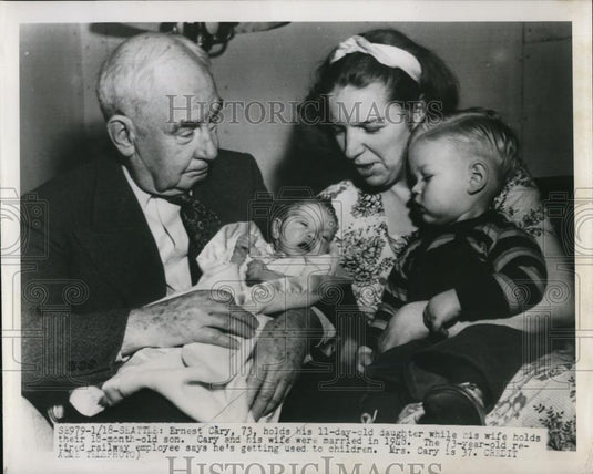 1951 Press Photo Seattle Wash Ernest Cary 73 wife with baby son & daughter - Historic Images