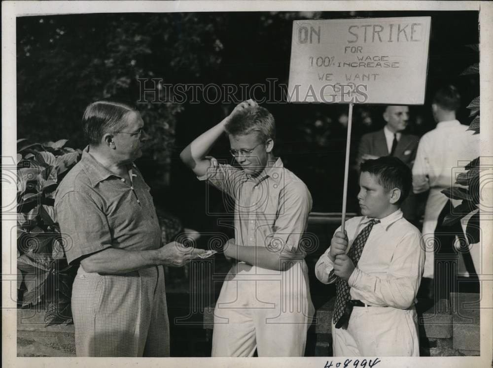 1937 Press Photo The young helpers go on strike with the unfair wages - Historic Images