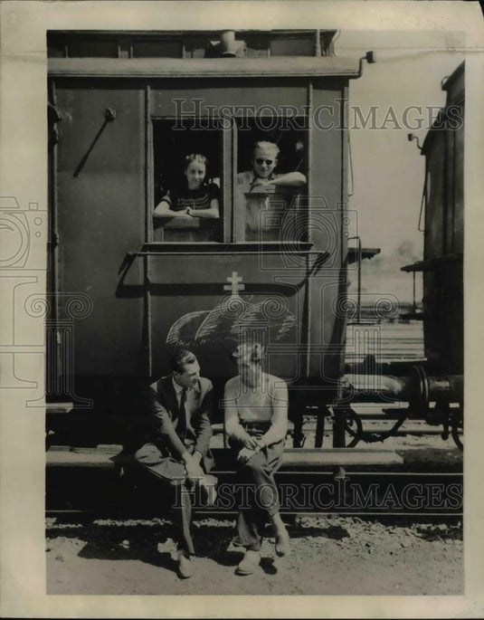 1948 Press Photo Czech refugees like Ludwig Stein traveling in a special US Army - Historic Images