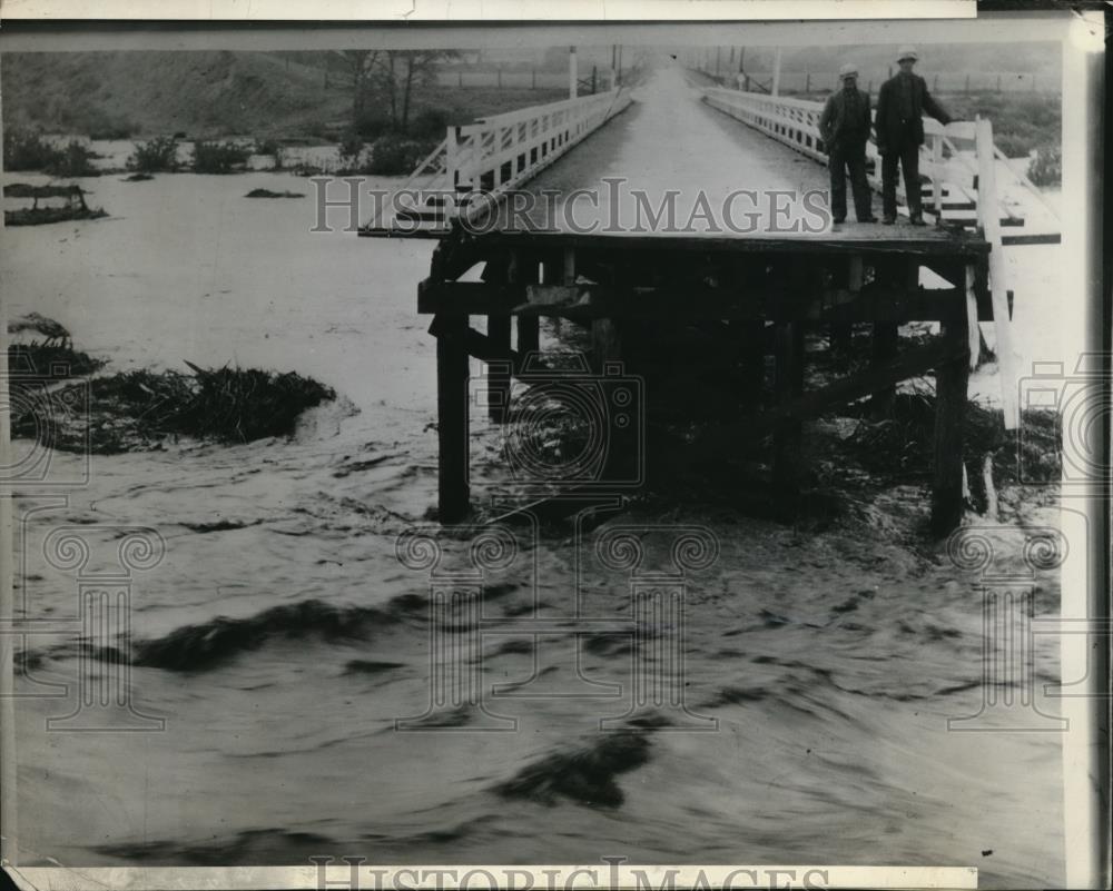 1936 Press Photo Suey Bridge on 101 Hi-way was carried out by storm waters - Historic Images