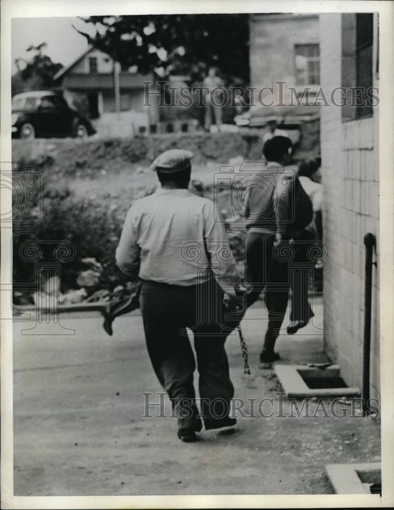 1942 Press Photo Men Complaining of Beating with Chains - Historic Images