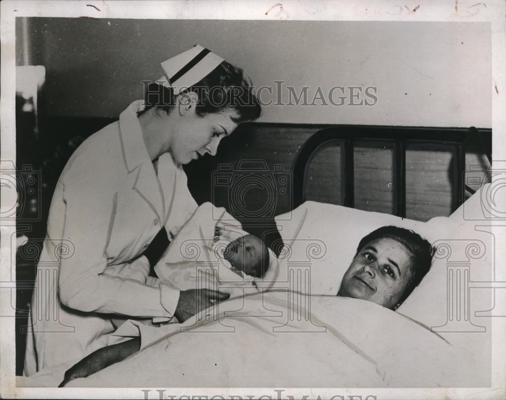 1935 Press Photo Mrs. Matthew Kenny of Toronto, Canada - Historic Images