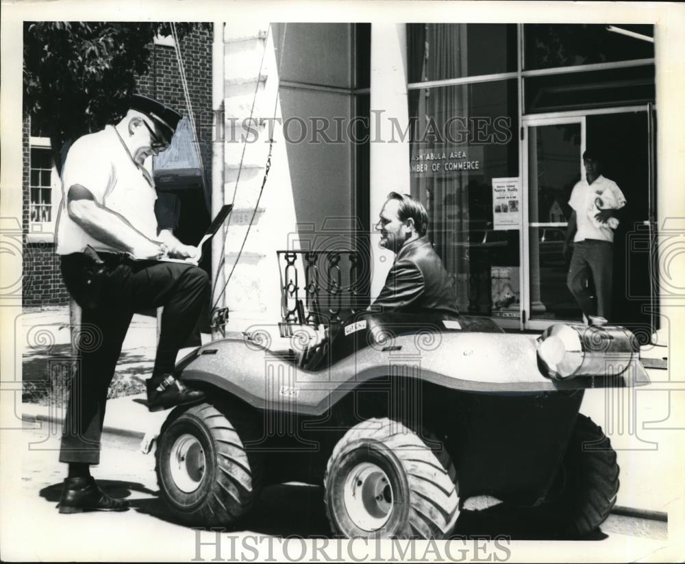 Press Photo Curt Sarff Exec. V.P. of Chamber of Commerce and Ashtalula Police - Historic Images