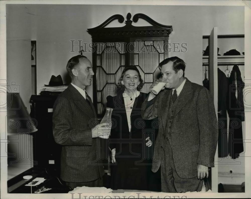 1937 Press Photo Stanley Howe, John Rice, Edith Schalla, Health Commissioner - Historic Images