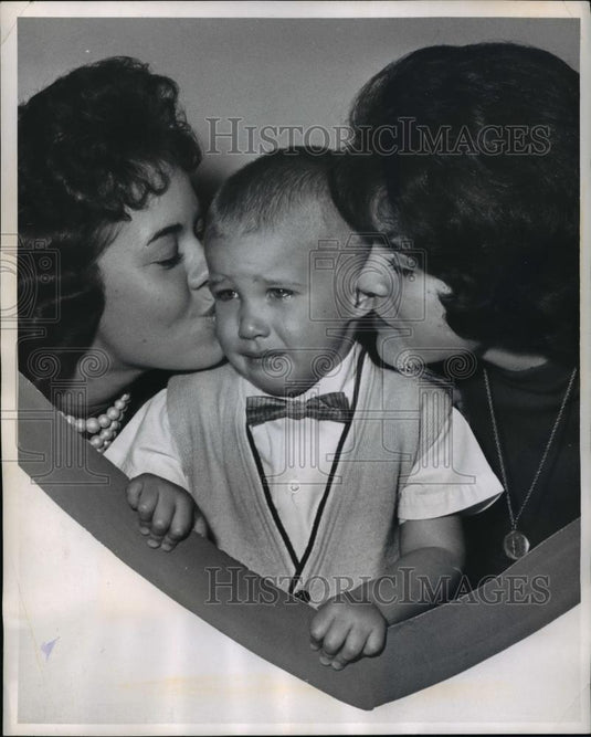 1961 Press Photo Love for a Child - Historic Images