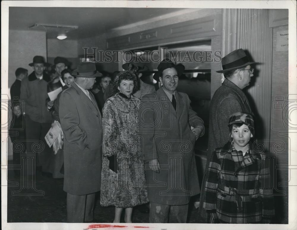 1954 Press Photo People lined up at House of Safety at Bay Village - Historic Images