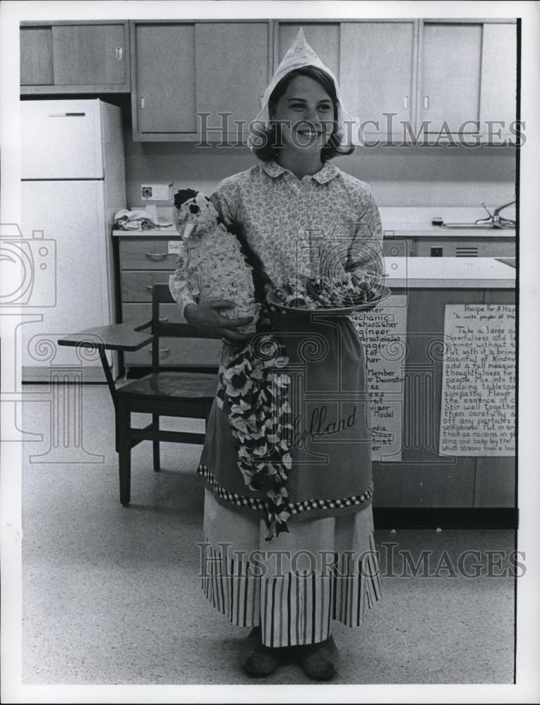 1967 Press Photo Donna Young, holding Orville Gonzales Dutch - Historic Images