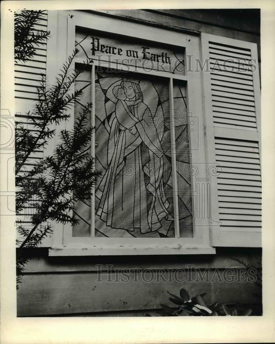 1963 Press Photo The Christmas decorations on a window - Historic Images