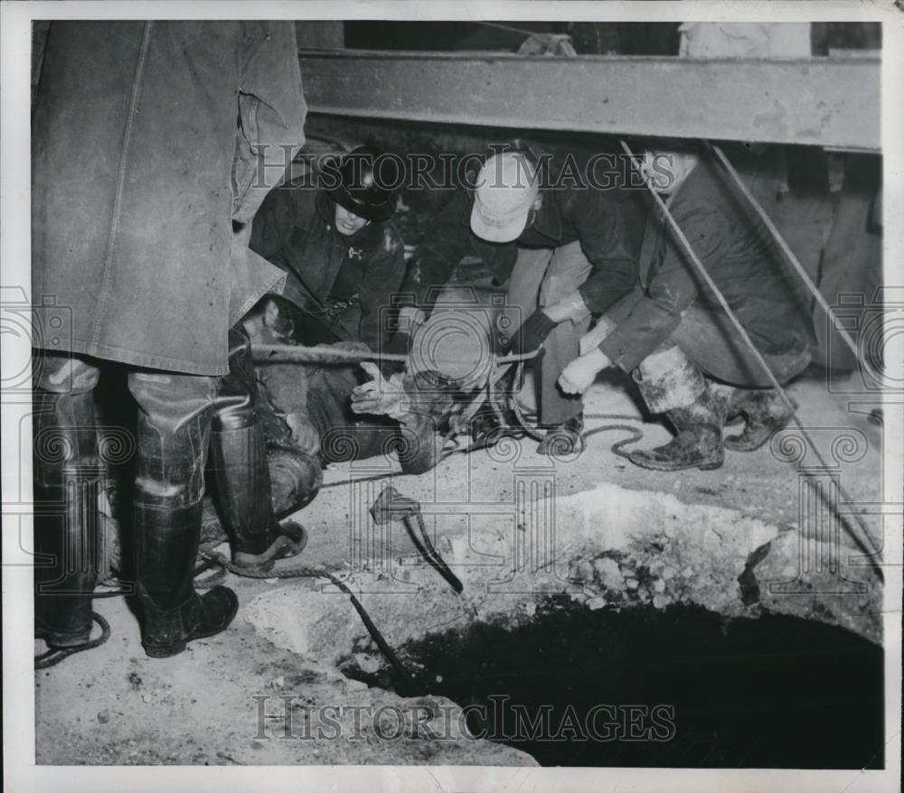 1949 Press Photo Nuncie Ind Rescuerrs try to revive AAD Cunningham at cavein - Historic Images